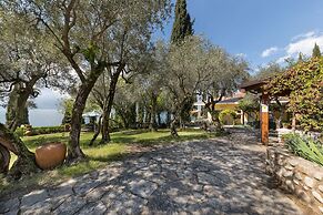 Residence Gardasee Apartments with Lake View