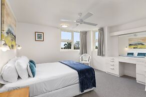 84 The Spit Holiday Apartments