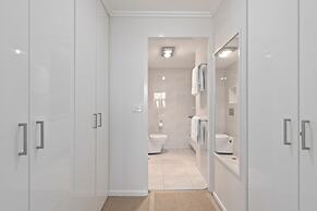 84 The Spit Holiday Apartments