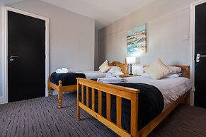 Coasters Hotel & Apartments