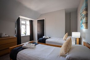 Coasters Hotel & Apartments