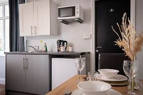 Coasters Hotel & Apartments
