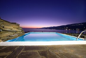 Cavos Bay Hotel and Studios