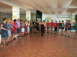 Cavos Bay Hotel and Studios