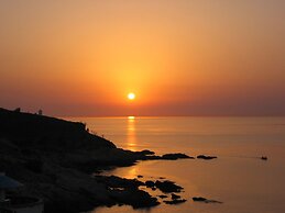 Cavos Bay Hotel and Studios