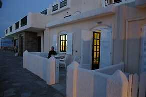 Cavos Bay Hotel and Studios