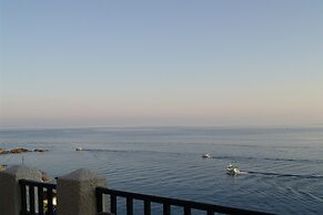 Cavos Bay Hotel and Studios