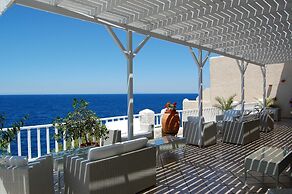 Cavos Bay Hotel and Studios