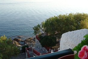 Cavos Bay Hotel and Studios