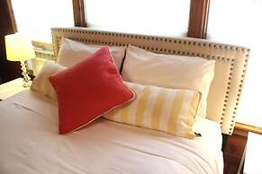 Elliott House Boutique Inn
