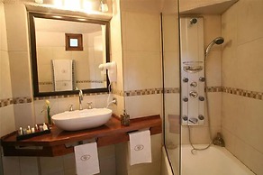 La Sirenuse Lake Resort