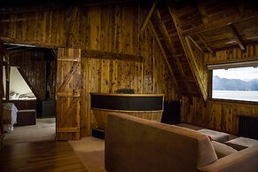 La Sirenuse Lake Resort