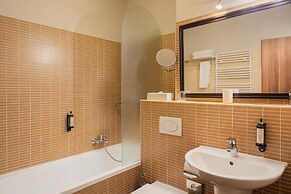 Escala Hotel & Suites