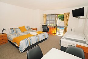 Dukes Midway Lodge