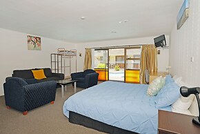 Dukes Midway Lodge