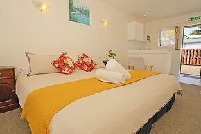Dukes Midway Lodge