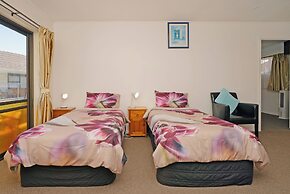 Dukes Midway Lodge