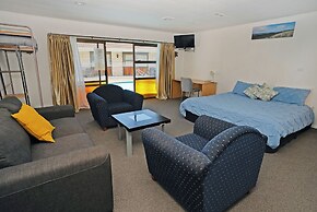 Dukes Midway Lodge