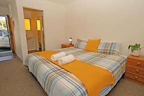 Dukes Midway Lodge
