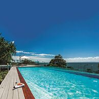 Oaks Redcliffe Mon Komo Suites