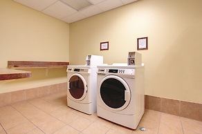 La Quinta Inn & Suites by Wyndham Denver Gateway Park