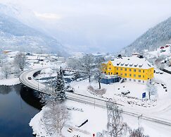 Trolltunga Hotel