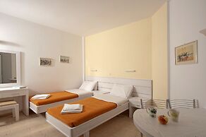 Melissa Apartments, Studios & Suites