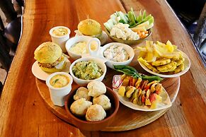 Balsa Surf Camp by Rotamundos