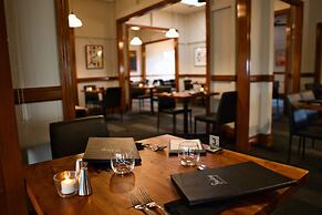 Governor's Lodge Resort Hotel