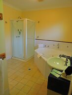 Governor's Lodge Resort Hotel