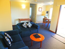 Governor's Lodge Resort Hotel