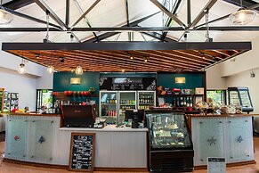 Governor's Lodge Resort Hotel