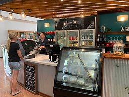 Governor's Lodge Resort Hotel