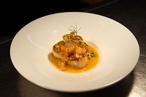 Governor's Lodge Resort Hotel