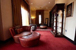 Royal Elephant Hotel & Conference Centre