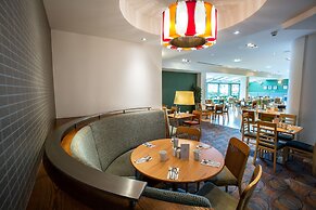 Drayton Manor Hotel