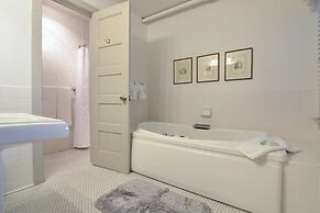 The First Colony Inn