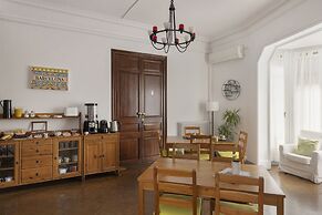 Ally's Guest House Barcelona B&B