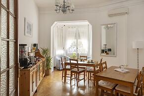 Ally's Guest House Barcelona B&B