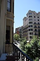 Ally's Guest House Barcelona B&B