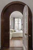 Ally's Guest House Barcelona B&B