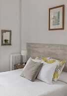 Ally's Guest House Barcelona B&B