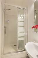 Ally's Guest House Barcelona B&B