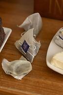 Ally's Guest House Barcelona B&B