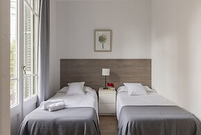 Ally's Guest House Barcelona B&B