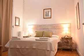 Ally's Guest House Barcelona B&B