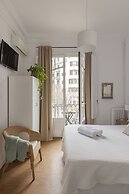 Ally's Guest House Barcelona B&B