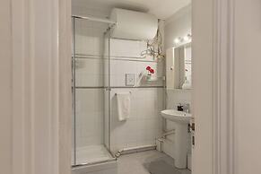 Ally's Guest House Barcelona B&B