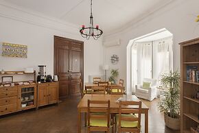 Ally's Guest House Barcelona B&B