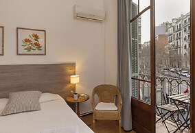 Ally's Guest House Barcelona B&B